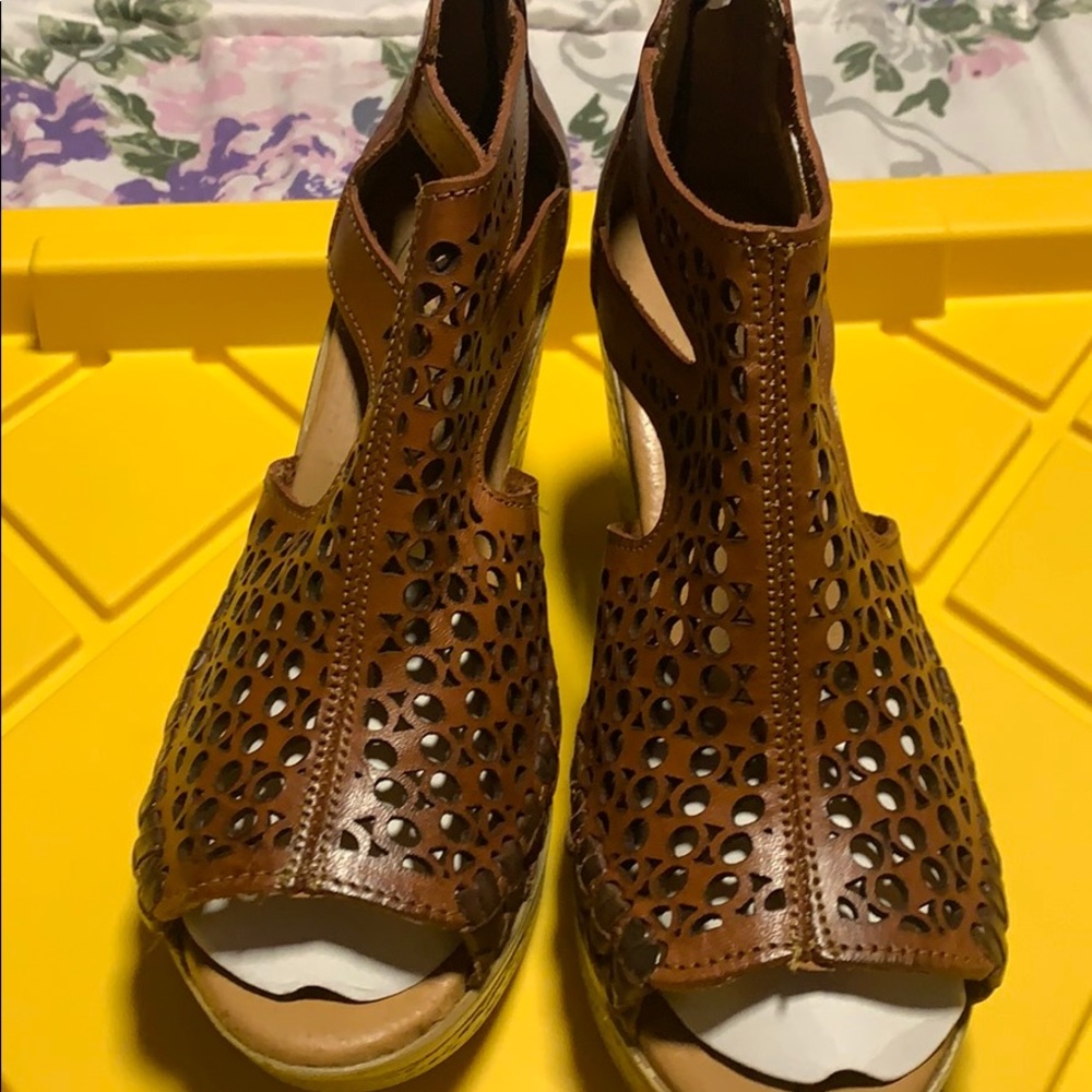 Ethnic Shoes - Picture 2 of 4